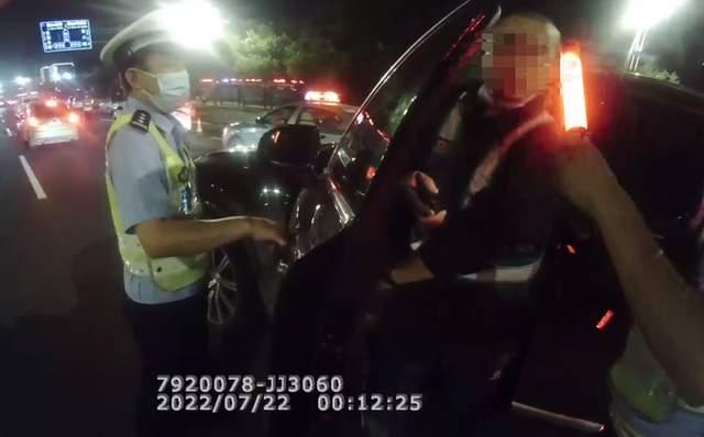 車主喝酒后找了個代駕上路了，沒想到代駕喝得比他還多