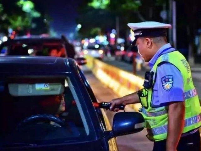 喝酒吹氣沒有吹到酒？原來是這么做的，可是還是逃不過交警