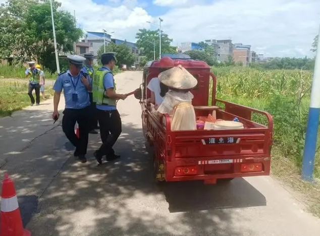 危險(xiǎn)！飲酒、無證還違法載人，道縣交警緊急叫停